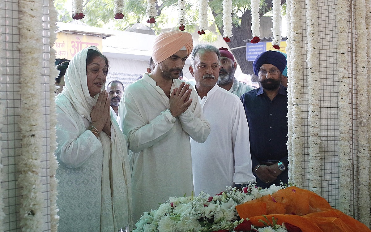 Former Indian Captain Bishan Singh Bedi's Last Rites Performed At Lodhi Crematorium Ground