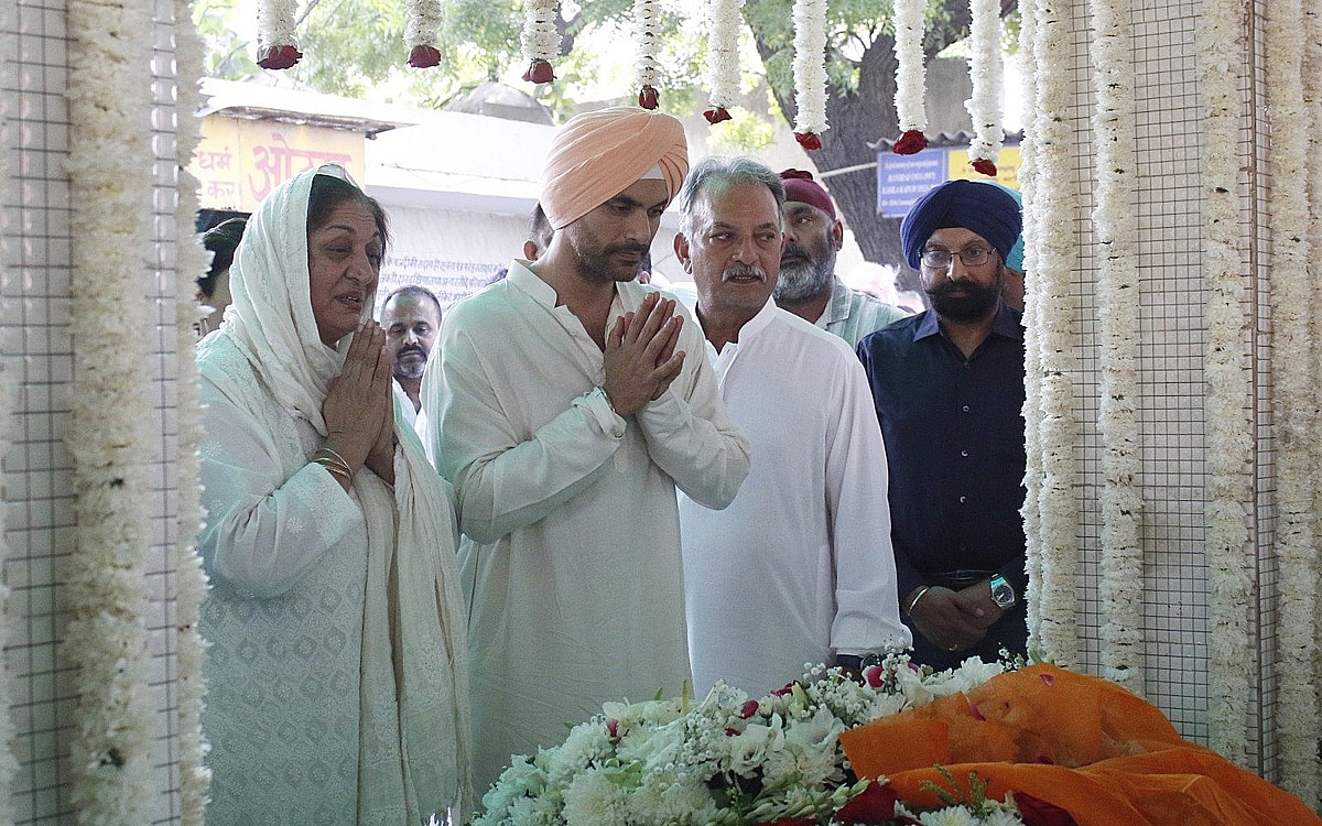 Bishan Singh Bedi's last rites performed at Lodhi Crematorium ground