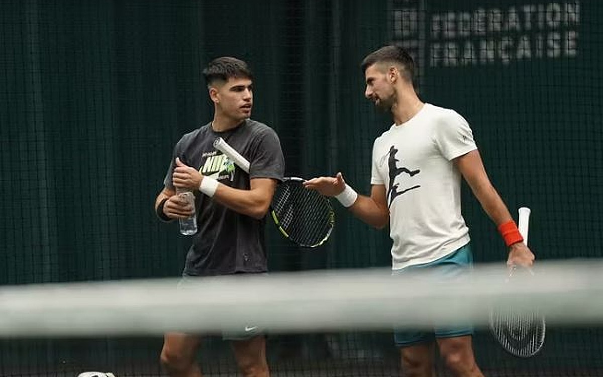 Carlos Alcaraz and Novak Djokovic practice together in Paris