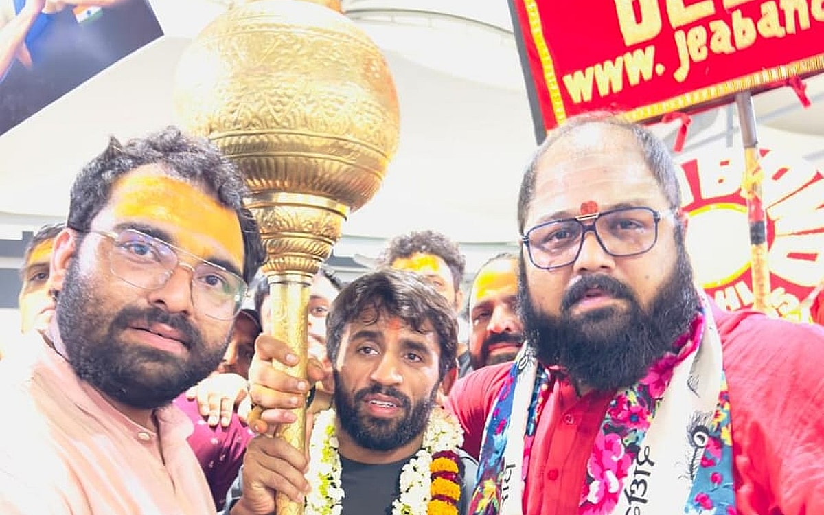 Heroic welcome for Bajrang Punia at IGI airport