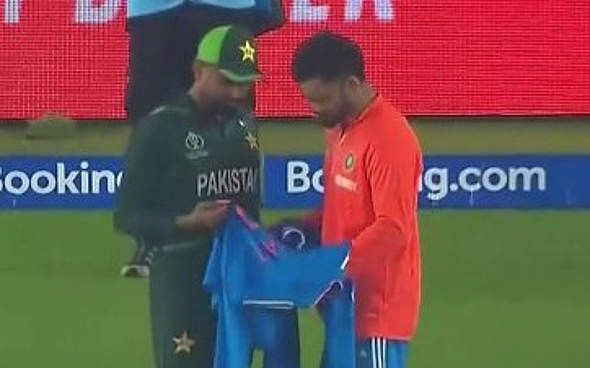 Virat gifts signed jersey to Babar; Wasim Akram criticizes Pakistan captain, says "Today was not the