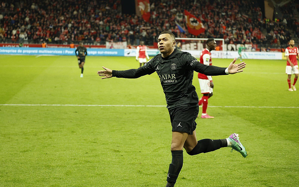 Mbappe scores hat-trick as PSG beat Reims to go on top of Ligue 1