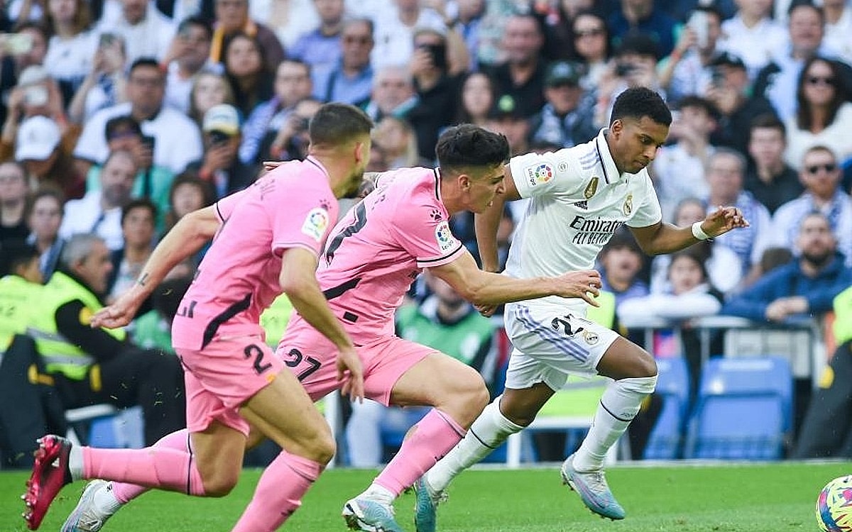 Real Madrid Beat Cadiz To Move Top In La Liga