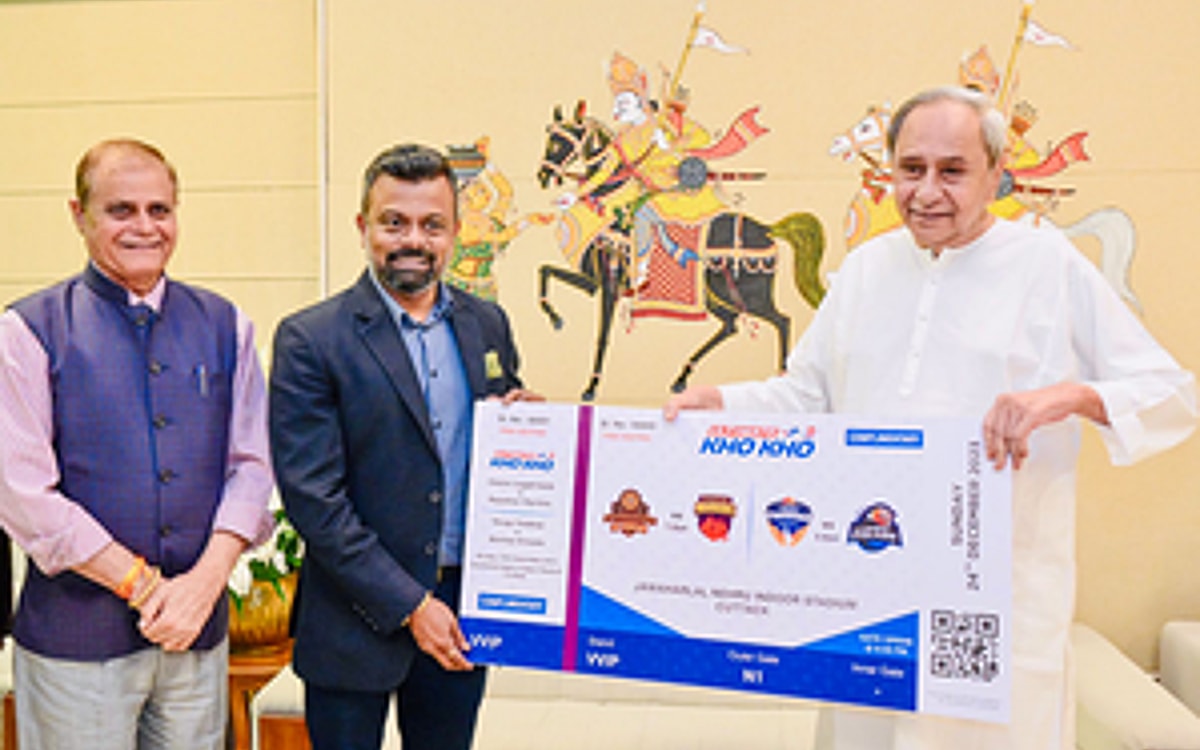 Naveen Patnaik presented the first ticket of Ultimate Kho Kho League Season 2