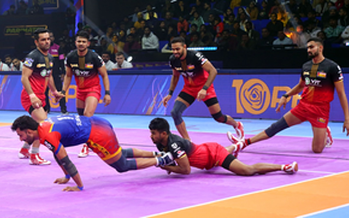 PKL 10: Pardeep Narwal s Super 10 Takes UP Yoddhas Over The Line Against Bengaluru Bulls