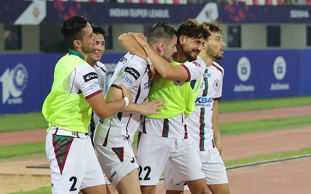 Two Late Goals In The Second Half Helped Mohun Bagan Super Giant Defeat Hyderabad FC 2-0 In The Indian Super League (ISL) 2023-24 At The Kalinga Stadium Here On Saturday Night.