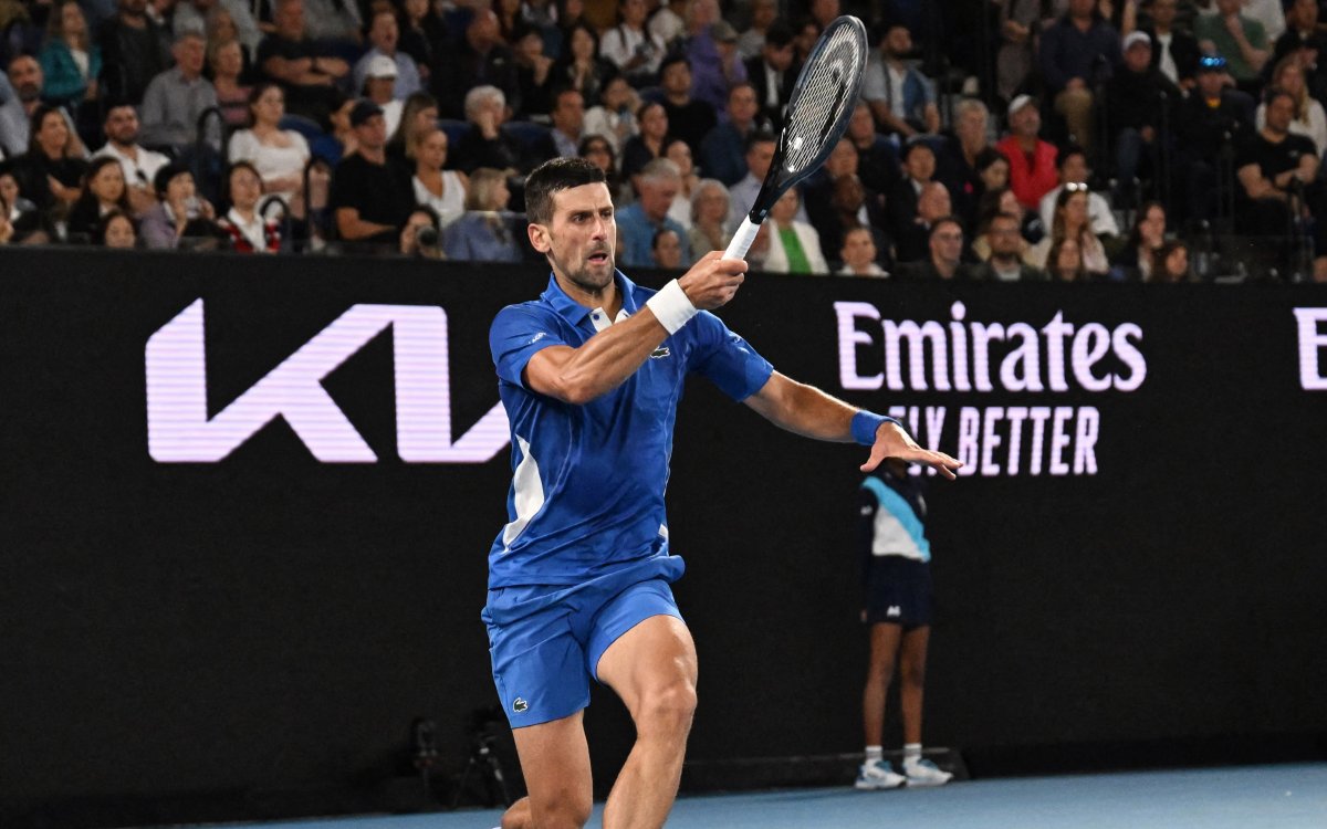 Australian Open: Djokovic dazzles, charges past Etcheverry