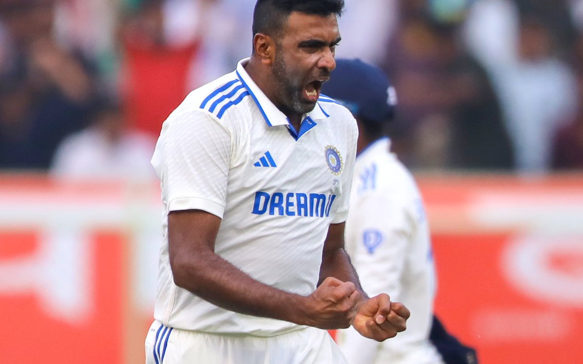 2nd Test: Ashwin takes three wickets as India reduce England to 194/6 in record chase of 399