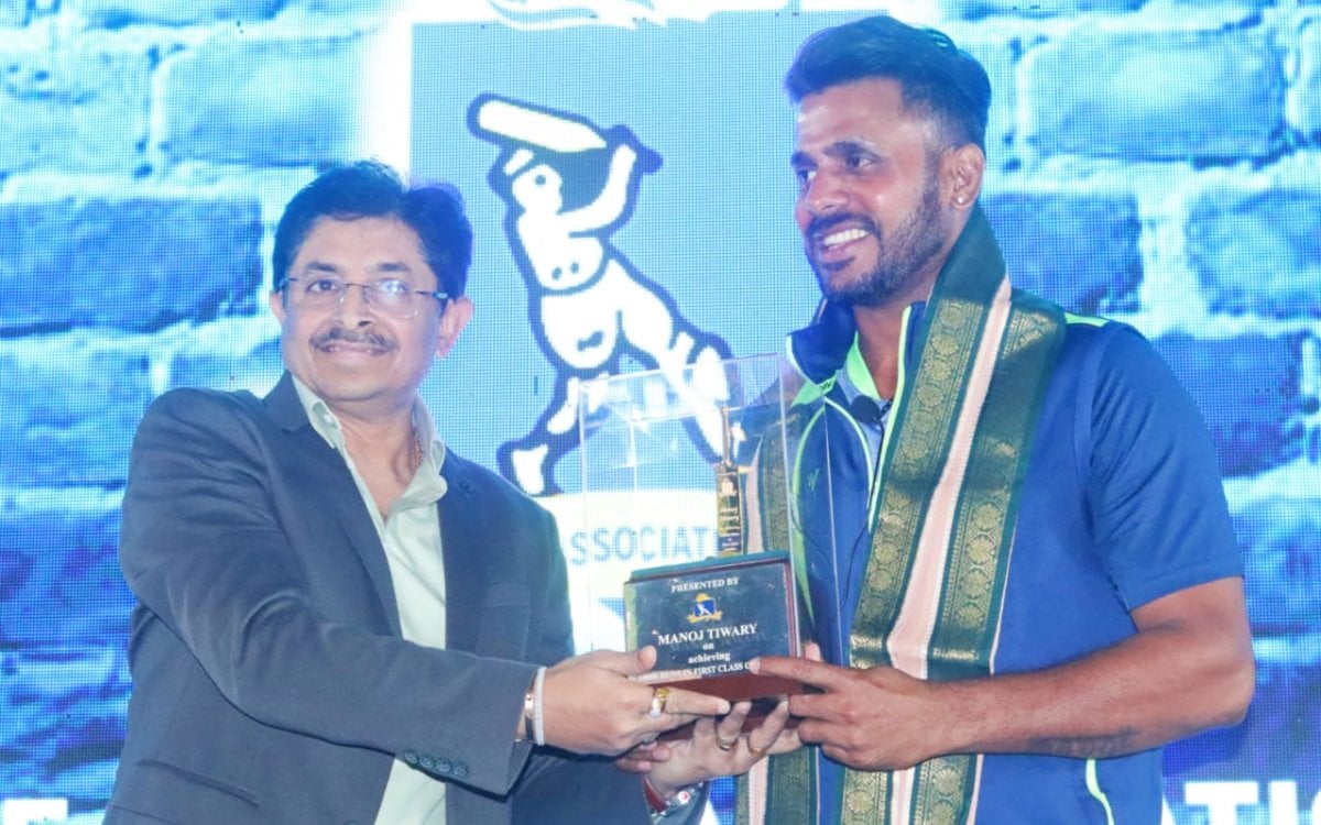 CAB Felicitates Manoj Tiwari With Golden Bat As He Bids Cricket Goodbye