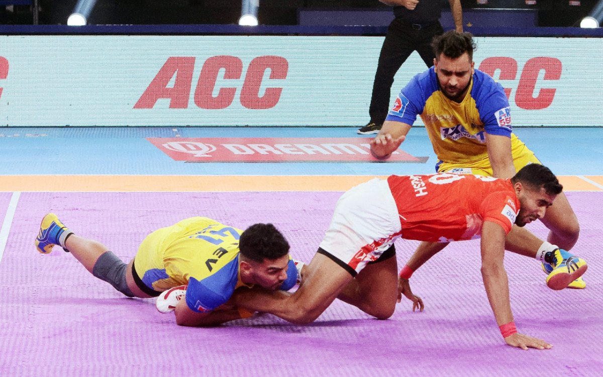 PKL 10: Rakesh's 14 points help Gujarat Giants break losing rut, climb to 4th on table