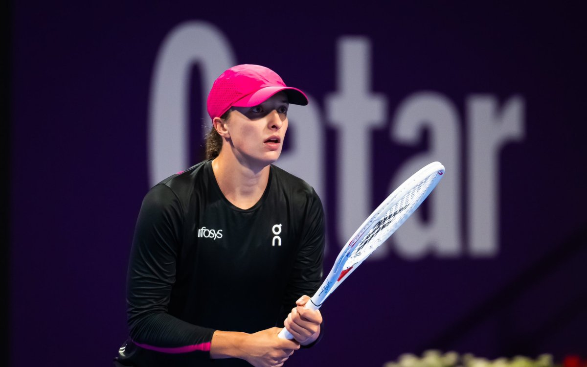 Swiatek eases into third straight Doha quarterfinal; faces Azarenka next