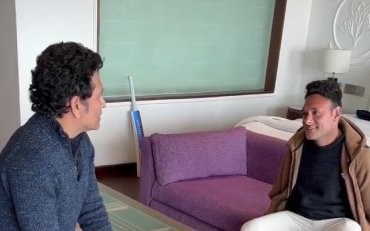 Tendulkar meets para cricketer Amir Lone, gifts him signed bat