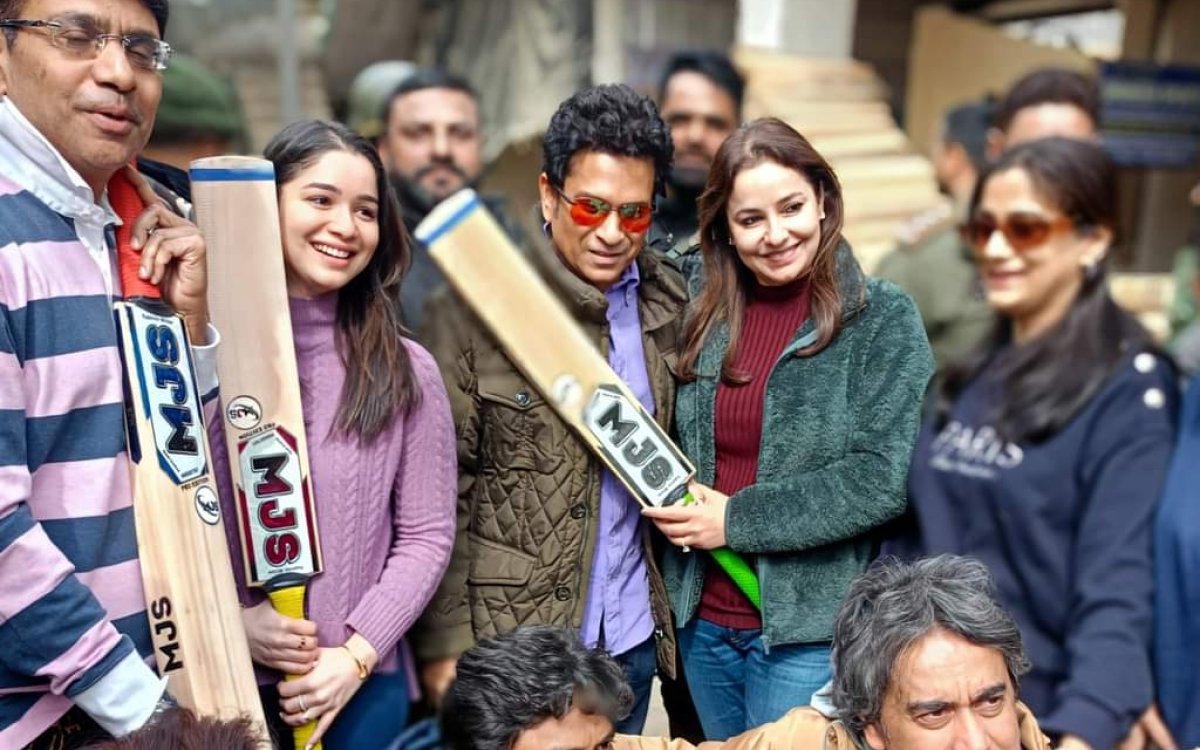 Tendulkar’s Kashmir Visit To Boost Local Crafts, Bat Industry