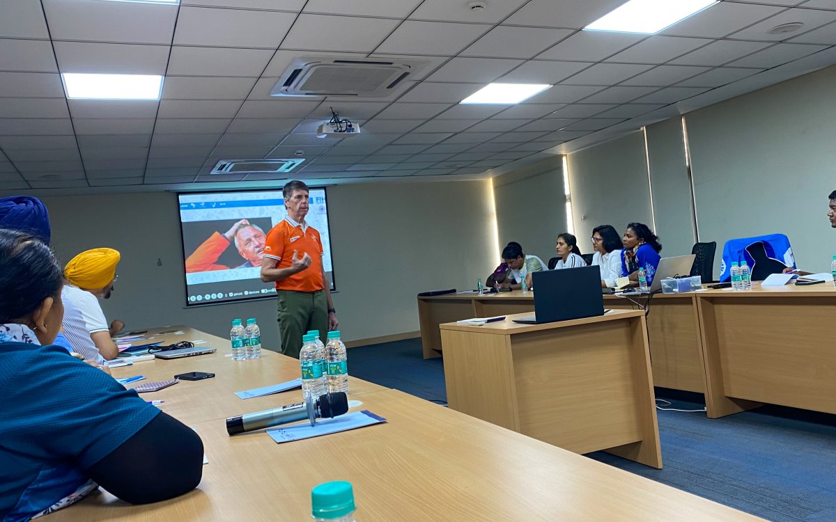 Herman Kruis conducts a workshop on modern techniques for leading hockey academy coaches