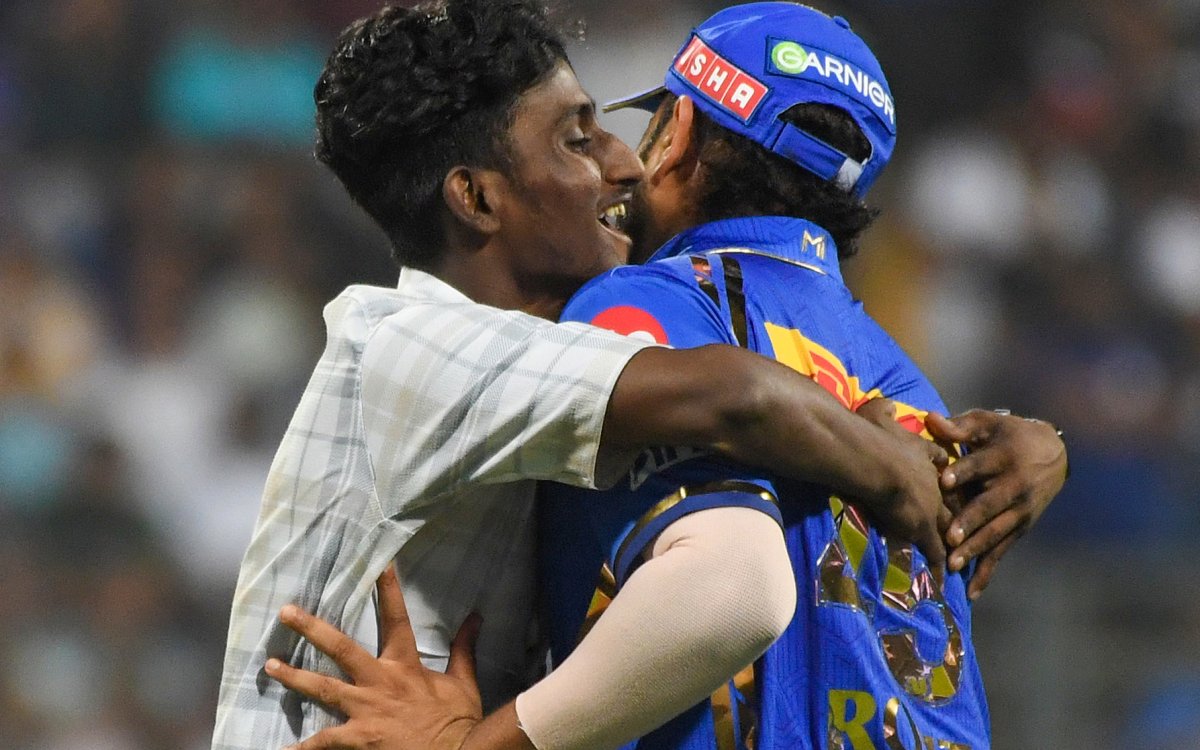 IPL 2024: Hardik Pandya Booed Again After Dropping A Difficult Catch; Pitch Invader Hugs Rohit (Ld)