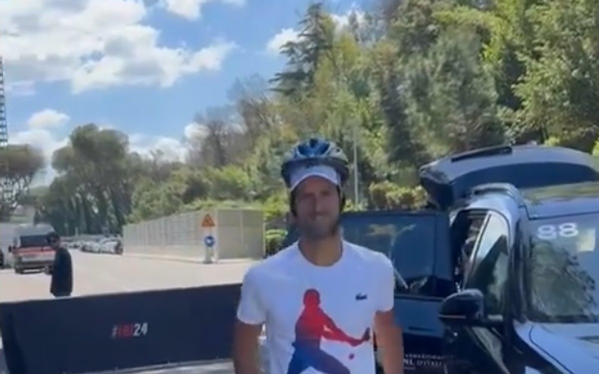 Djokovic Wears Helmet At Italian Open A Day After Water Bottle Falls On His Head At Venue