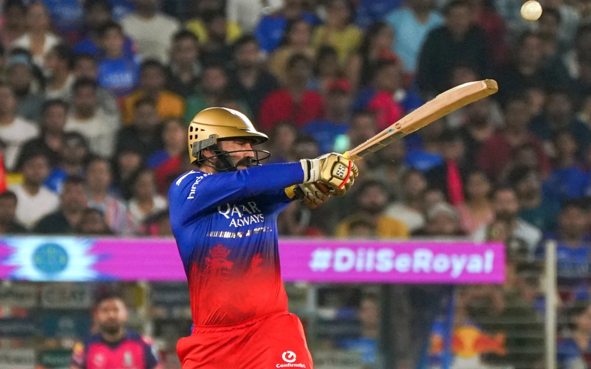 DK gets emotional guard of honour after RCB's loss in eliminator, hints at IPL retirement