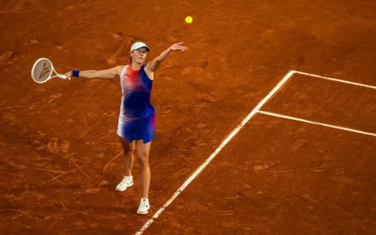 French Open: Iga Swiatek celebrates birthday with easy romp against Bouzkova