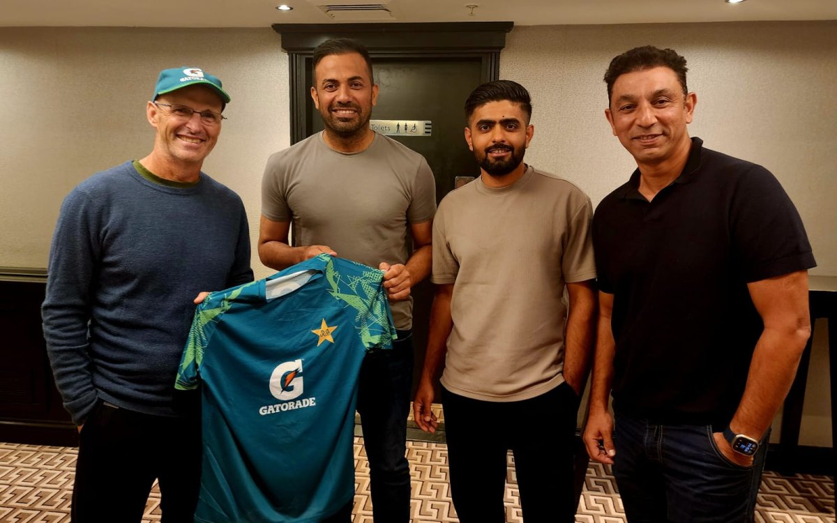 Pakistan Head Coach Gary Kirsten Meets Players Ahead Of England T20Is