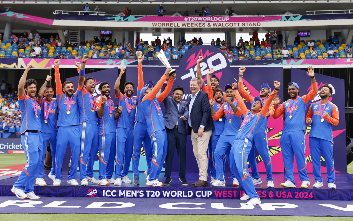 Celebrities say cheers to 'Cup of Joy' as Team India end trophy drought (Ld)