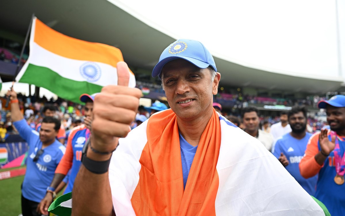 Dravid Enthusiastically Lifts T20 World Cup Trophy After India s Win Over South Africa