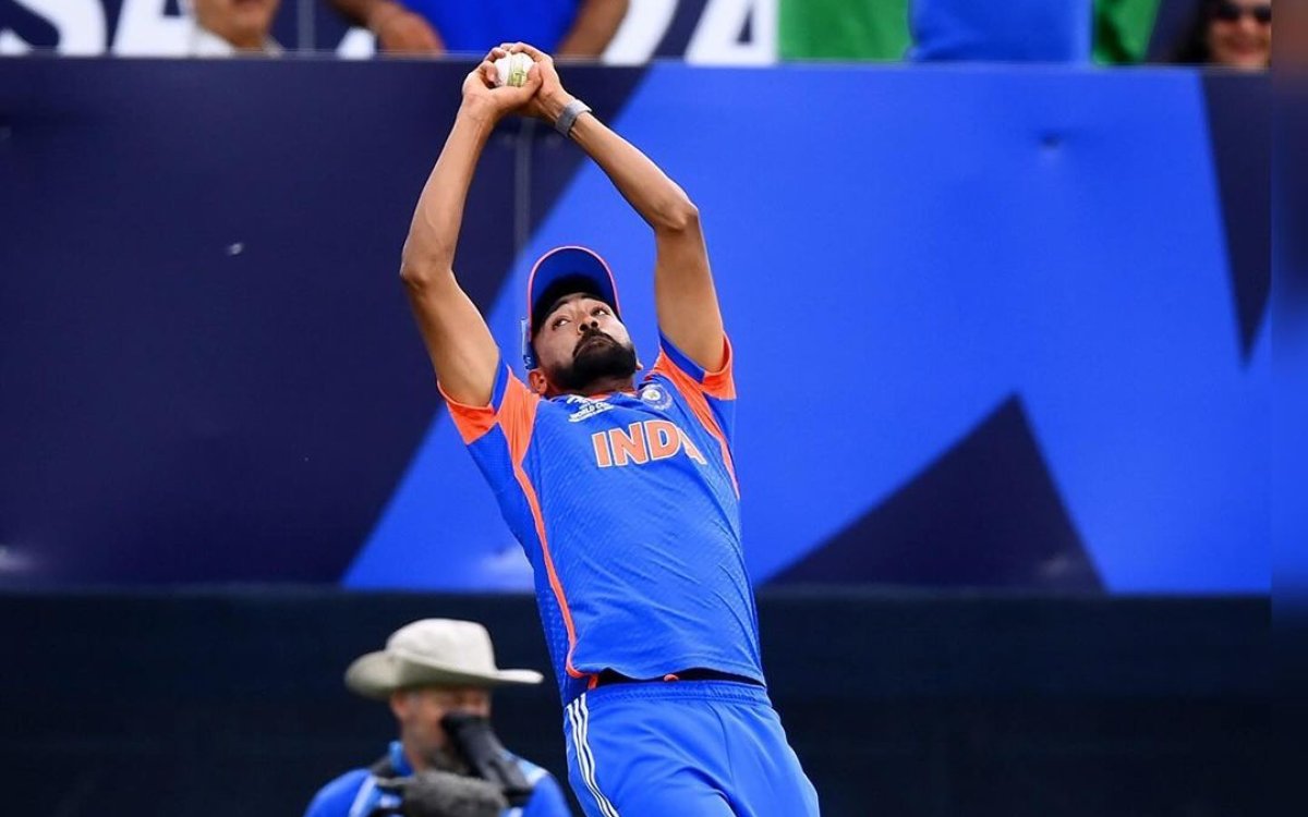 T20 World Cup: Siraj gets 'Fielder of the Match' medal from Yuvraj after India beat USA