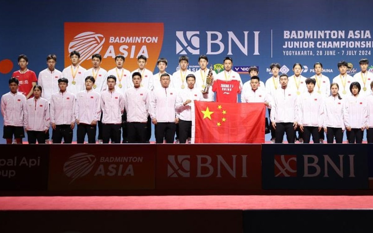 China's junior badminton team honours late teammate Zhang with an emotional victory