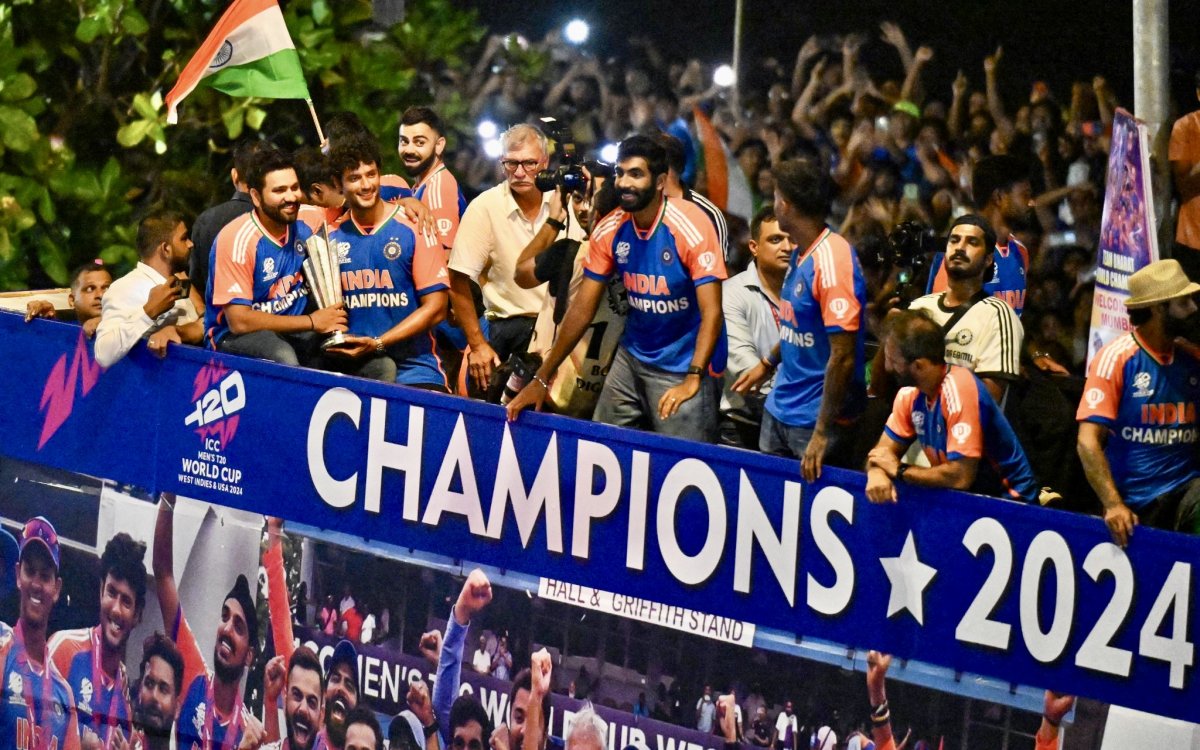 Love U All My Team India , SRK Lauds WC Heroes As Celebrations Continue In Mumbai