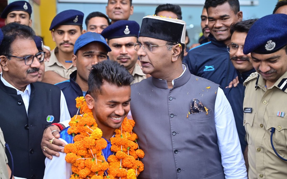 Hockey Midfielder Vivek Sagar Gets Hero s Welcome In MP After Paris Olympics Bronze