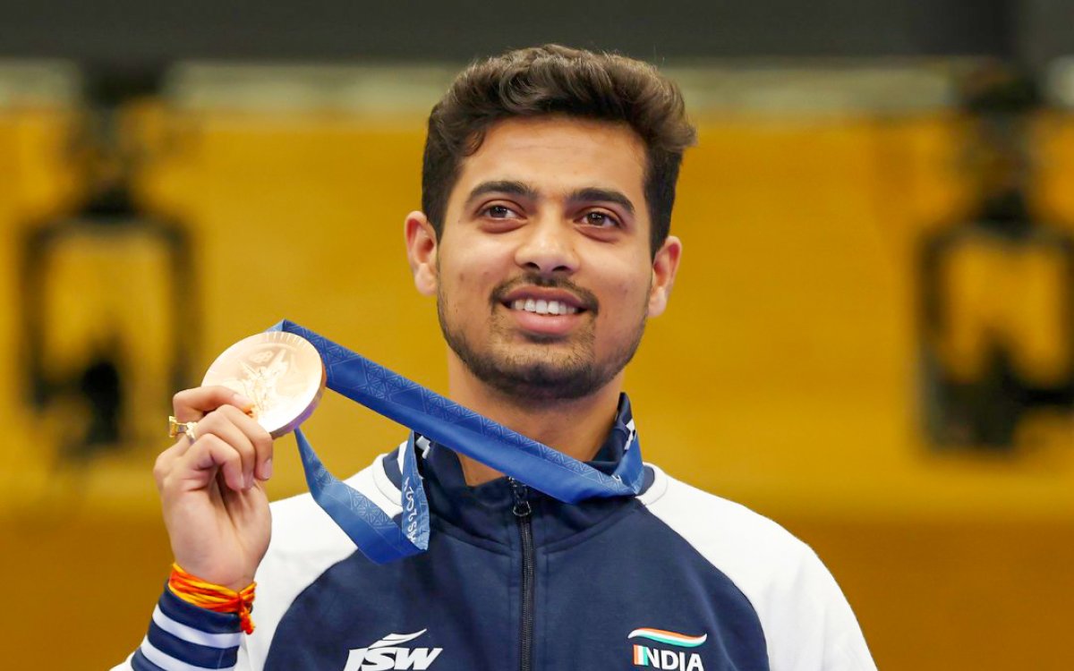 Olympian Swapnil Kusale gets hero’s welcome in Pune; bows at Dagdusheth Ganpati