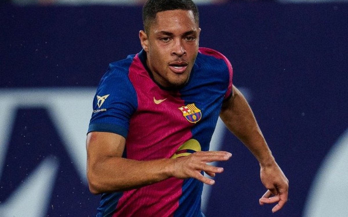 Real Betis sign Vitor Roque on loan with option to buy from Barca