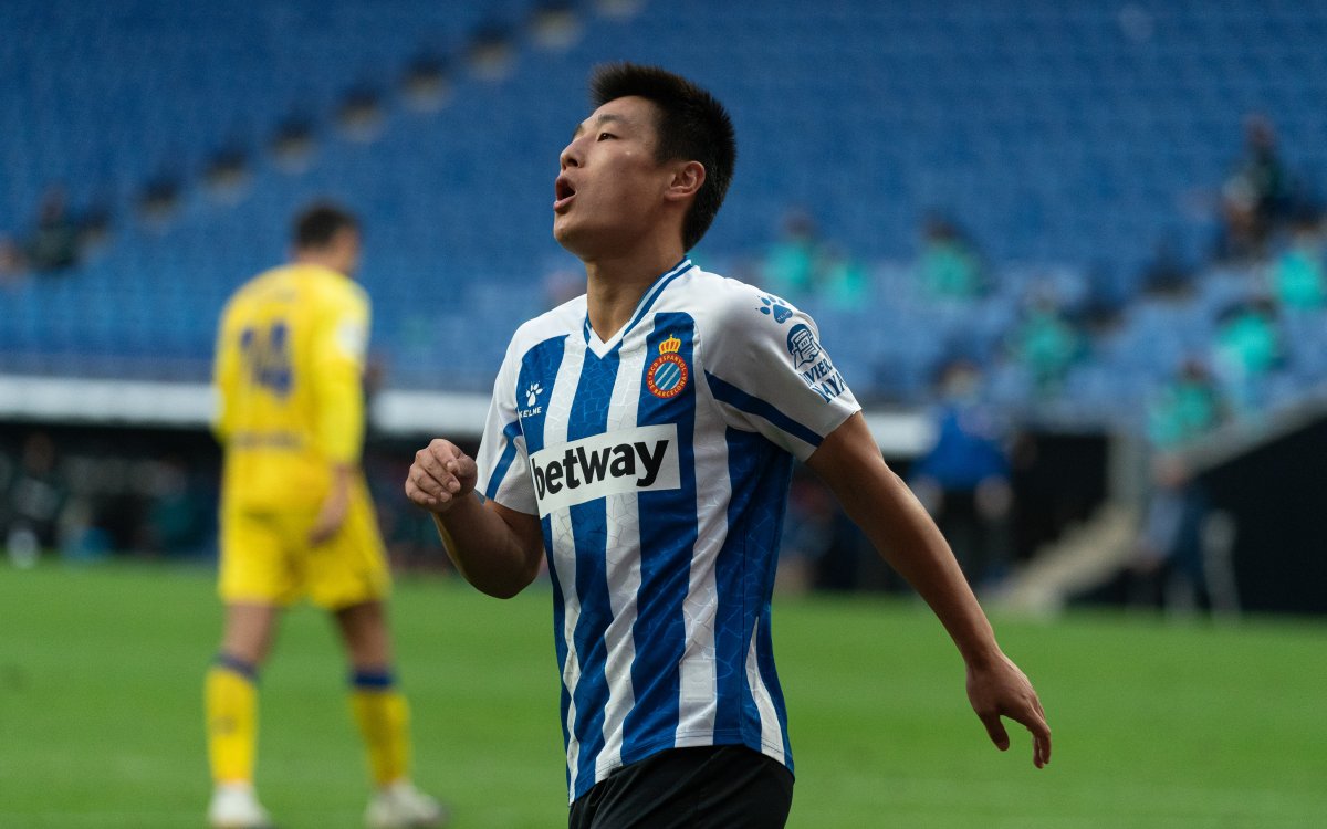 China striker Wu Lei lacks assists at national team, says Meizhou defender Wang