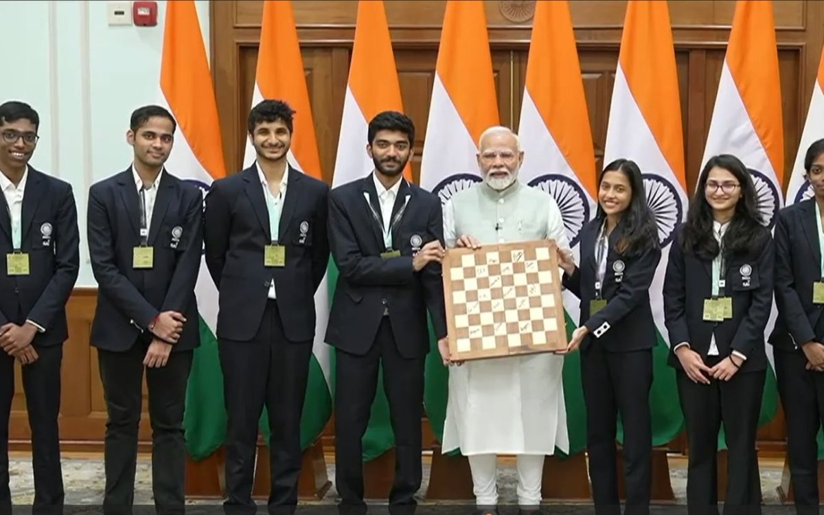 PM Modi meets Chess Olympiad gold-winning Indian men's and women's teams