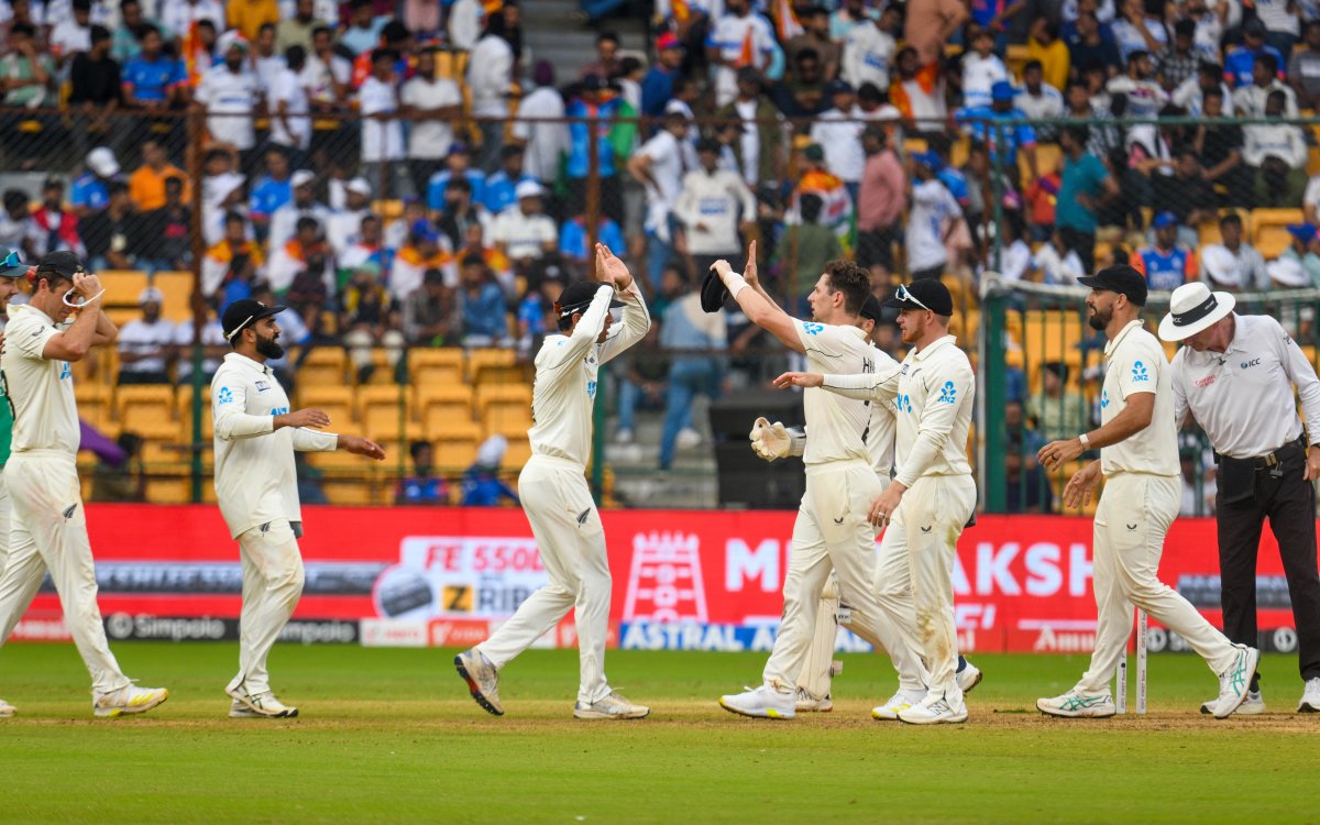 1st Test: Rain forces early stumps after New Zealand begin pursuit of 107 against India (ld)