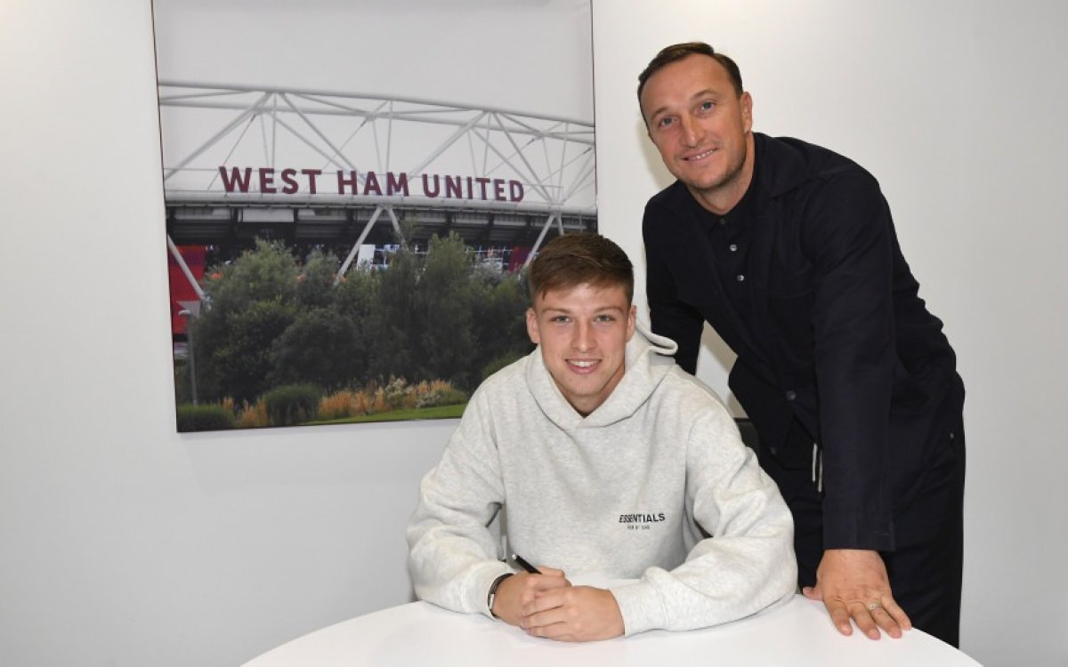 Academy defender Ollie Scarles signs long-term deal with West Ham United