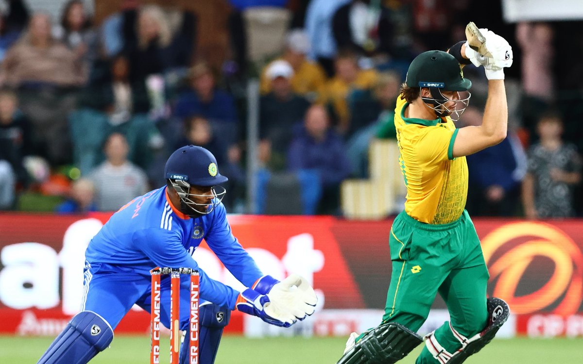 2nd T20I: Stubbs guides SA to three-wicket win as Chakaravarthy's five-fer goes in vain (ld)