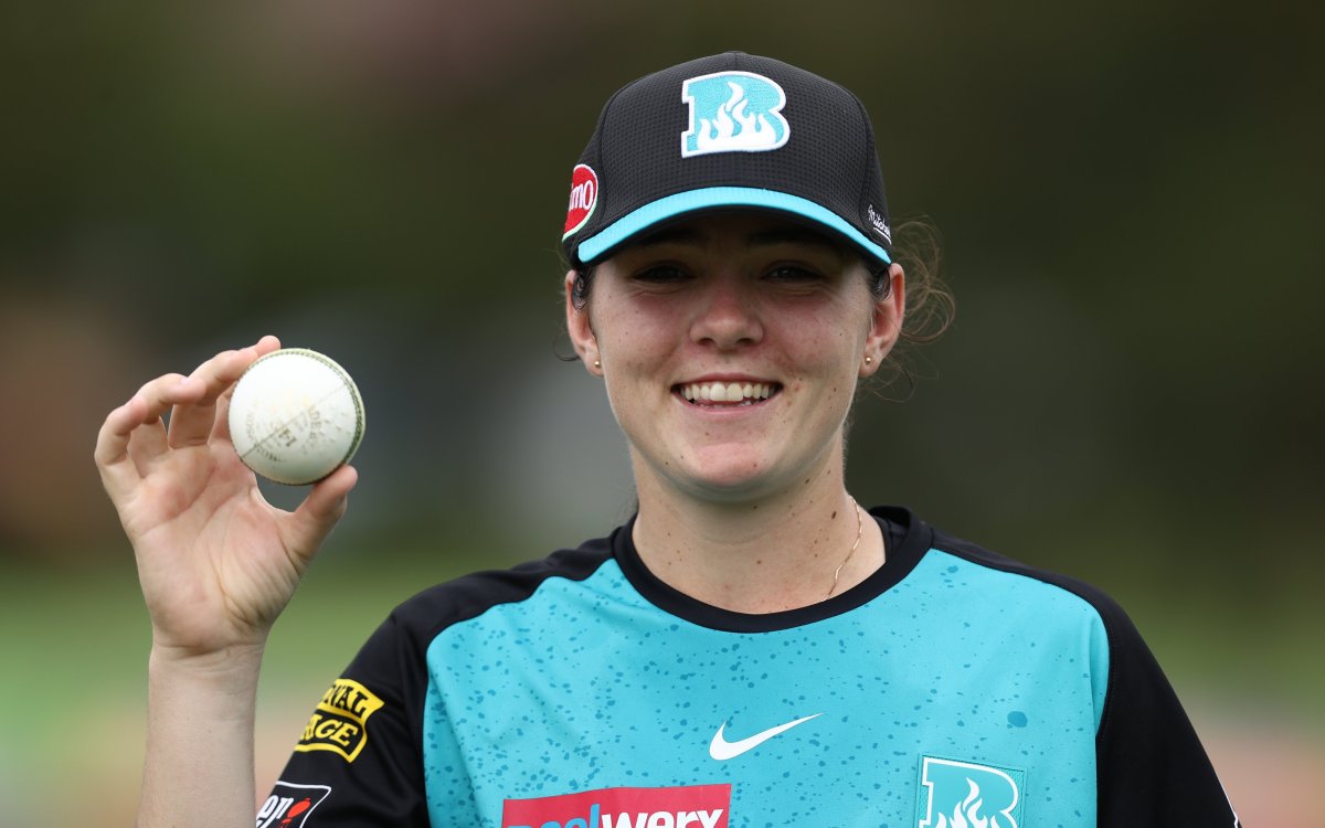 Lucy Hamilton becomes youngest bowler to take fifer in WBBL