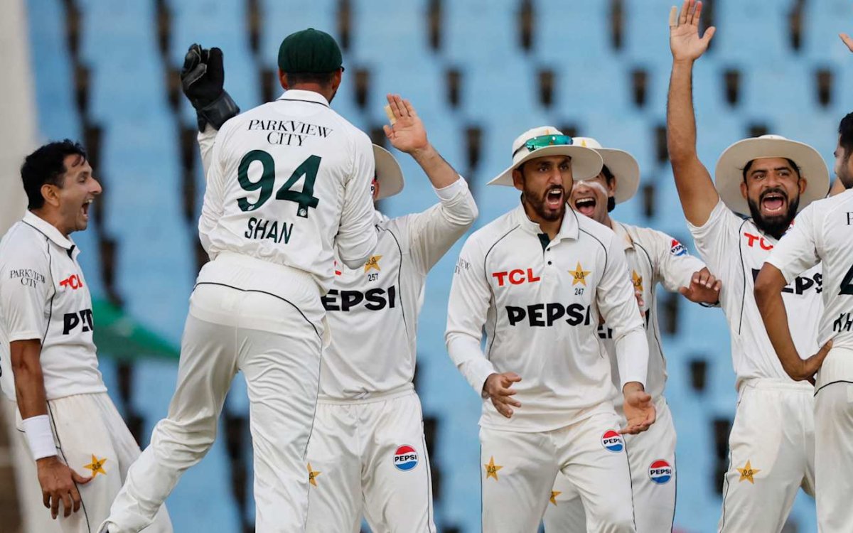 1st Test: Pakistan claim three wickets to give late scare to South Africa