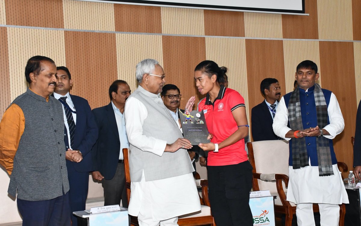 Nitish Kumar felicitates Indian Women’s Hockey Team in Patna