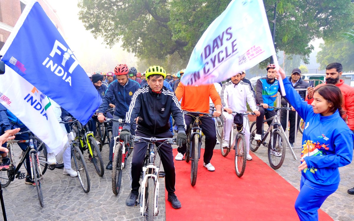 Sports Minister Flags Off ‘Fit India Sundays On Cycle  Initiative