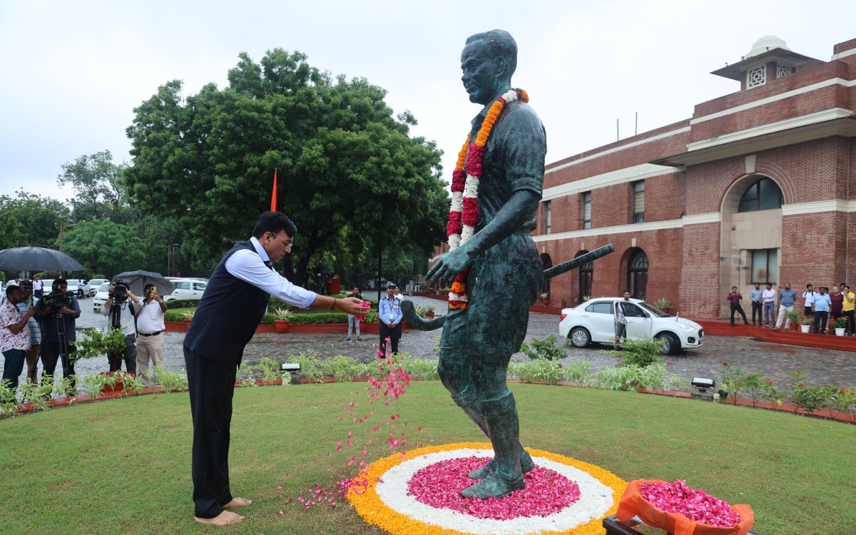 Sports Minister Mandaviya pays tribute to 'hockey wizard' Major Dhyan Chand on his death anniversary