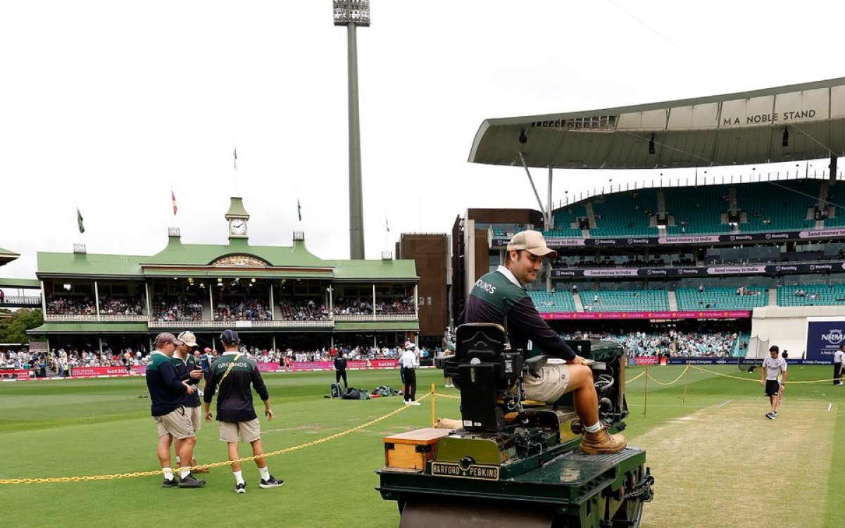 No former Indian player has complained of grass on SCG pitch, says Gavaskar