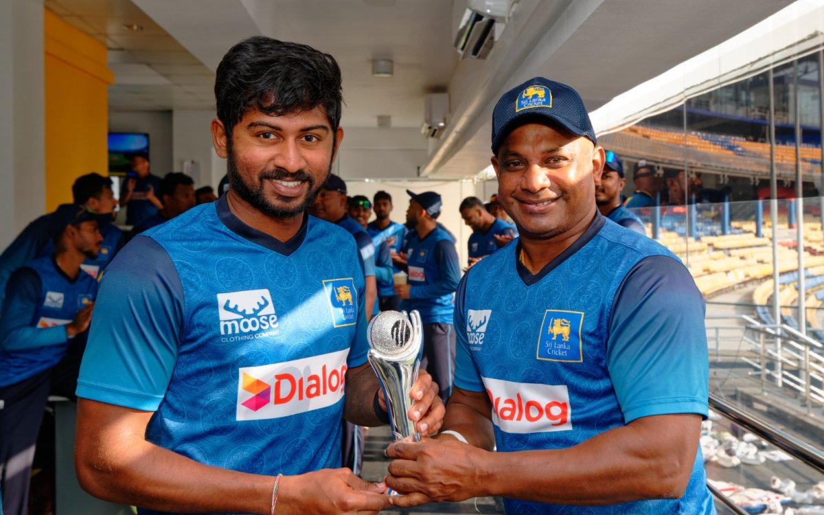 Jayasuriya presents ICC Men's Emerging Cricketer of the Year award to Kamindu Mendis