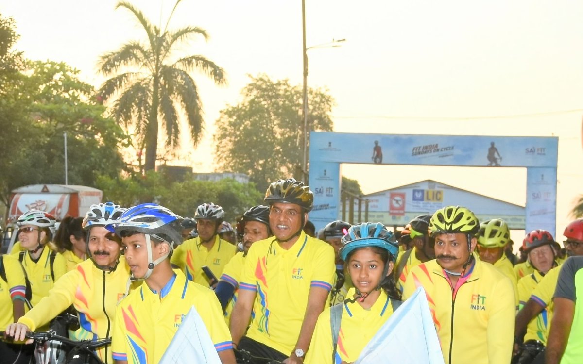 Union Minister Mansukh Mandaviya leads cycling event at Gateway of India