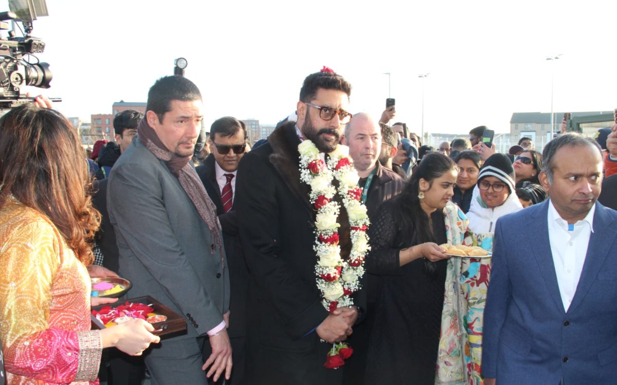 Abhishek Bachchan Receives Warm Welcome In Dublin, Gets Huge Support To Promote ETPL