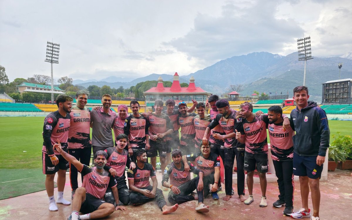 IPL teams take a break from training for Holi celebrations (Ld)