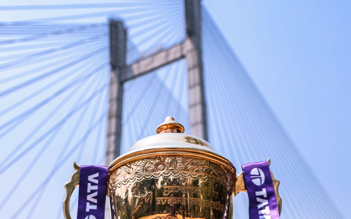 KKR s IPL 2024 Trophy Tour Excites Fans At Kolkata’s City Centre