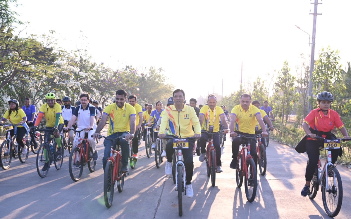 Mansukh Mandaviya leads cycle rally dedicated to ‘Nari Shakti’