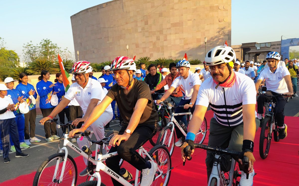 Sport Min Mandaviya leads over 500 riders during 'Fit India Sundays on Cycle' in Lucknow